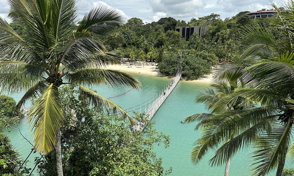 Singapur: Blick vom Palawan Viewing Tower zum Palawan Beach über die Hängebrücke auf Sentosa Island