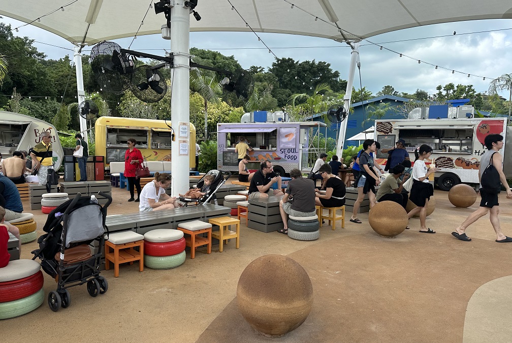 Street Food auf Sentosa Island, viele verschiedene Imbisswagen laden zu zahlreichen Köstlichkeiten ein