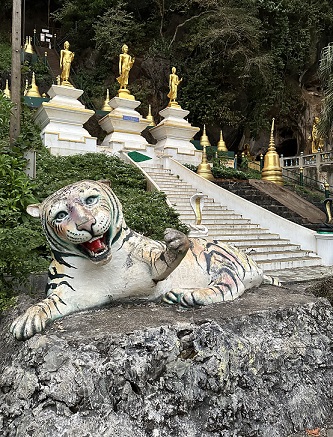 Der Eingang zum Tiger Cave Temple Mountain in Thailand