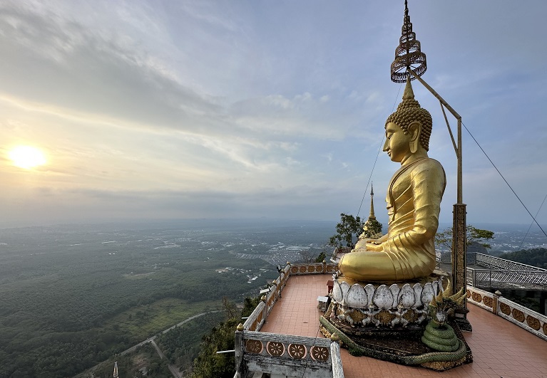 Der riesige goldene Buddha thront über Krabi, Thailand auf dem Tiger Cave Temple Mountain