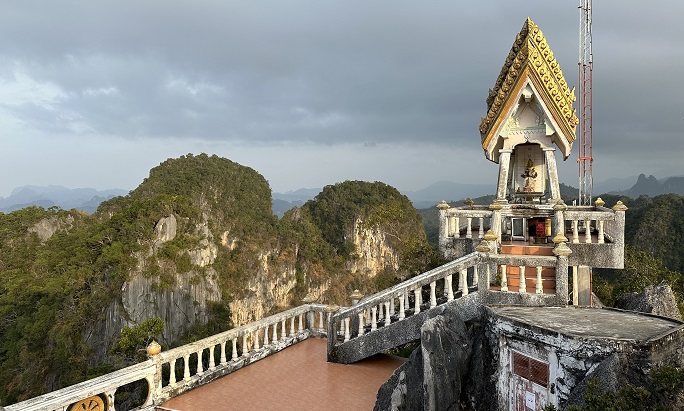 Tiger Cave Temple Mountain: ein wunderschöner Tempel mit Ausblick rund um Krabi und die Kalksteinfelsen