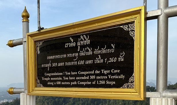 Endlich geschafft! 1260 Stufen, 600 Meter Strecke und 309 Meter Höhe bis zum Tiger Cave Temple Mountain in Thailand