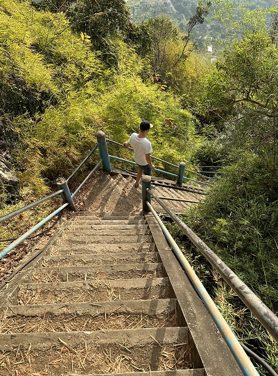 Die großen, steilen Stufen zum Tiger Cave Temple Mountain sind nicht zu unterschätzen, Thailand