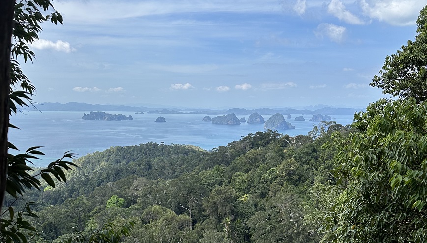 Wanderung zum Khao Ngon Nak Viewpoint auf dem Dragon Crest Mountain: unterwegs warten schon die tollsten Aussichtspunkte mit Blick auf Hong Island