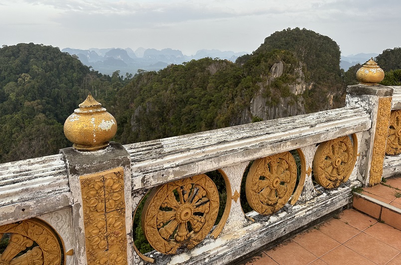 Ausblick vom Viewpoint des Tiger Cave Temple Mountain mit Blick auf die Kalksteinfelsen und den Dschungel in Krabi, Thailand