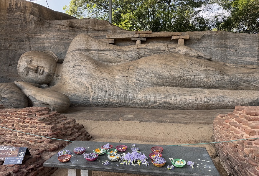 Alte Stadt Polonnaruwa: liegender Buddha am Felsentempel Gal Vihara