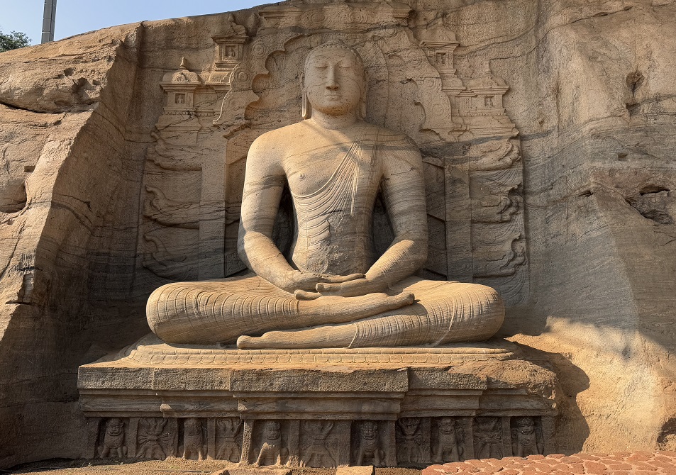 Alte Stadt Polonnaruwa: sitzender Buddha am Felsentempel Gal Vihara
