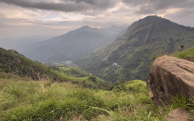 Blick vom Little Adam's Peak auf den Ella Rock in Sri Lanka