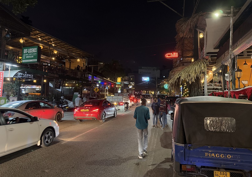 Das Zentrum von Ella, Sri Lanka mit jeder Menge Geschäften, Bars und Restaurants. Außerdem das Chill Café