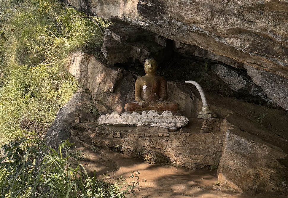 Eine Buddha Statue im Felsen am Ella Rock in Sri Lanka