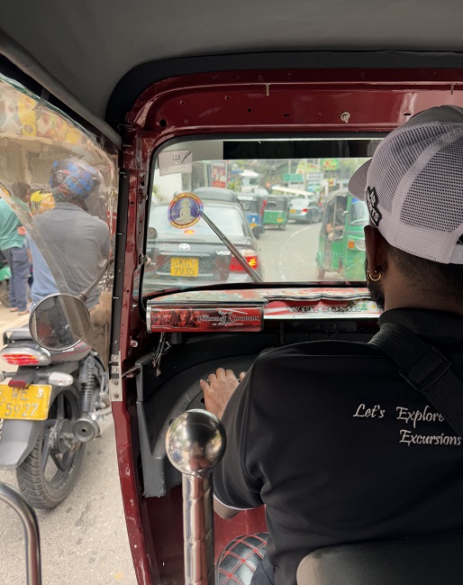 Mit dem Tuk Tuk geht es durch das Zentrum von Ella in Sri Lanka